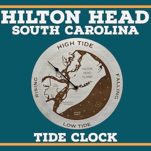 Puede incluir: Un reloj de marea blanco con un mapa marrón de la isla de Hilton Head, Carolina del Sur. La esfera del reloj tiene los números del 1 al 12 y las palabras "Marea alta", "Marea baja", "Subiendo" y "Bajando".