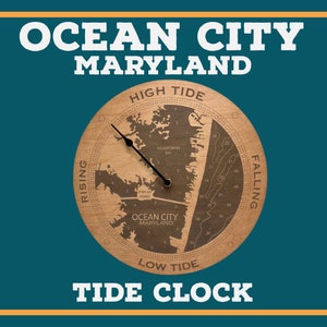 Puede incluir: Un reloj de mareas de madera con el texto "Ocean City Maryland" y "Tide Clock". La esfera del reloj muestra un mapa de la zona, con indicaciones de marea alta y baja, y de marea creciente y menguante. Las manecillas indican el nivel actual de la marea.