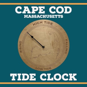 Puede incluir: Un reloj de marea de madera con un mapa de Cape Cod, Massachusetts. La esfera del reloj tiene las palabras "High Tide", "Low Tide", "Rising" y "Falling".