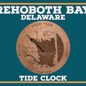 Puede incluir: Un reloj de marea de madera con un mapa de la bahía de Rehoboth, Delaware. La esfera del reloj muestra la marea alta, la marea baja, la marea creciente y la marea decreciente. El reloj está etiquetado como "Rehoboth Bay, Delaware" y "Reloj de marea".