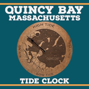 Puede incluir: Un reloj de marea de madera con un mapa de la bahía de Quincy, Massachusetts. La esfera del reloj muestra los niveles de marea, subiendo y bajando, con una aguja negra que indica el nivel de marea actual. La esfera del reloj también incluye las palabras "Marea alta", "Marea baja", "Subiendo" y "Bajando".