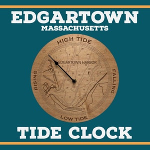 Puede incluir: Un reloj de mareas de madera con el texto "EDGARTOWN MASSACHUSETTS" en la parte superior y "TIDE CLOCK" en la inferior. La esfera del reloj muestra un mapa de Edgartown Harbor, con marcas de marea alta y baja, y las palabras "RISING" y "FALLING".
