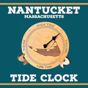 Puede incluir: Un reloj de marea de madera con un mapa de Nantucket, Massachusetts. La esfera del reloj tiene marcas para la marea alta, la marea baja, la marea creciente y la marea decreciente. El reloj tiene una aguja negra que apunta al nivel de la marea actual.