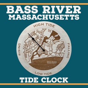 Puede incluir: Un reloj de marea de madera con un mapa de Bass River, Massachusetts. La esfera del reloj muestra los niveles de marea, con las etiquetas "Marea alta", "Marea baja", "Subiendo" y "Bajando". Las manecillas del reloj indican el nivel de marea actual.