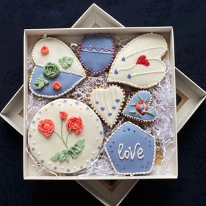 Royal Icing Decorated Cookies Set Sweet Gift Box Cookies Floral Cookies Valentine&#39;s Birthday Handmade Honey Biscuits Gift for Any Occasion
