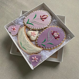 Royal Icing Decorated Cookies Set Sweet Gift Box Cookies Floral Cookies Valentine&#39;s Birthday Handmade Honey Biscuits Gift for Any Occasion