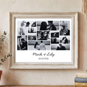 Op de afbeelding: Een ingelijste rechthoekige fotocollage-print met twaalf zwart-witfoto's van een koppel in diverse buitenomgevingen. De print bevat de tekst Mark + Lily en de datum 23.05.2023 in een zwart handschrift-lettertype op een witte achtergrond.