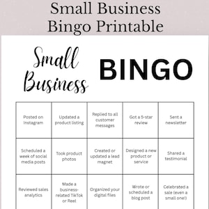 Może przedstawiać: Czarno-biała karta do gry w bingo z tytułem "Small Business Bingo". Karta zawiera 25 pól z różnymi zadaniami związanymi z prowadzeniem małego biznesu, takimi jak "Opublikowano na Instagramie", "Zaktualizowano listę produktów", "Odpowiedź na wszystkie wiadomości od klientów", "Uzyskano 5-gwiazdkową recenzję", "Wysłano biuletyn", "Zaplanowano tydzień postów w mediach społecznościowych", "Zrobiono zdjęcia produktów", "Utworzono lub zaktualizowano magnes główny", "Zaprojektowano nowy produkt lub usługę", "Udostępniono referencję", "Przeprowadzono analizę sprzedaży", "Stworzono TikToka lub rolkę związaną z biznesem", "Zorganizowano pliki cyfrowe", "Napisać lub zaplanować wpis na blogu", i "Zorganizowano sprzedaż (nawet małą!)."