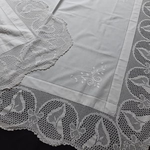 Elegant middle blanket with hemstitch and elegant lace