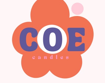 Può includere: Un logo per un'azienda di candele chiamata "COE candles". Il logo è un fiore stilizzato con un puntino rosa nell'angolo in alto a destra. Le lettere "COE" sono in un grande carattere viola e grassetto all'interno del fiore.