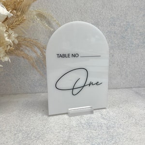 Chiffre de table arqué en acrylique - Andrea