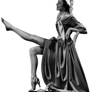 以下が含まれることがあります： 白いドレスと白い帽子をかぶった女性が椅子に座り、片足を上げています。彼女はストッキングとハイヒールを履いています。