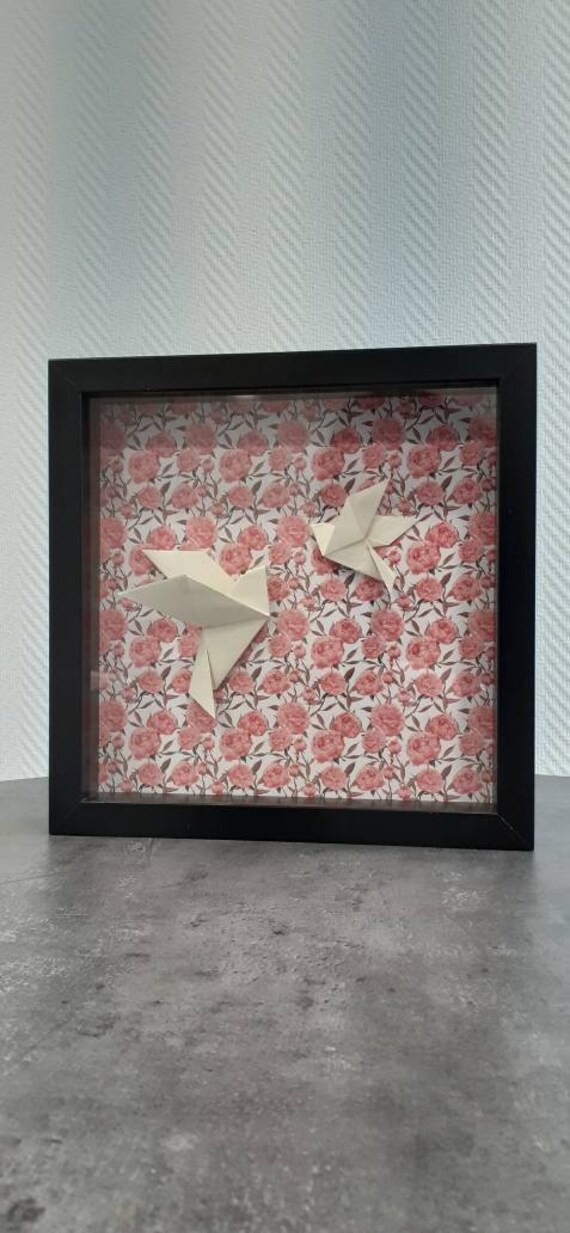 Cadre Colombes en Origami sur Fonds Fleuri