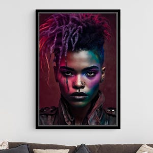 Puede incluir: Un retrato enmarcado de una persona con maquillaje vibrante y cabello colorido. La obra de arte presenta a una persona con tonos morados, azules y rojos, que lleva una chaqueta oscura. La imagen se muestra encima de un sofá marrón con cojines y una alfombra a rayas.