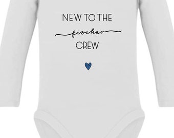 Babybody New to the Crew langarm mit Name personalisiert/ Baby/ Schwangerschaft verkünden/ Geschenk zur Geburt/ Babygeschenk/ Glitzerherz