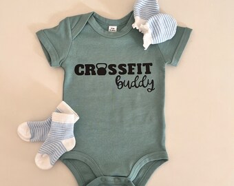 Babybody kurzarm Salbeigrün / personalisiertes Geschenk / Wunschtext / Crossfit buddy / Neugeborenes Baby