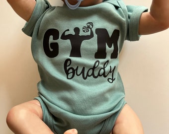 Gym buddy Babybody/ Personalisierte Babykleidung Salbeigrün/ Sage Green/ Geschenk zum Vatertag