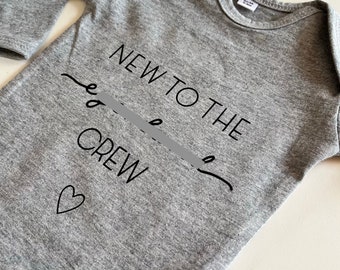 Babybody New to the Crew langarm mit Name personalisiert/ Baby/ Schwangerschaft verkünden/ Geschenk zur Geburt/ Babygeschenk/ Glitzerherz