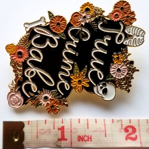 True Crime Babe Enamel Pin bild 4
