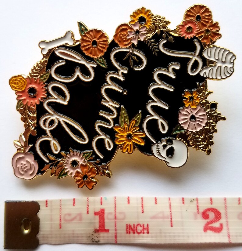True Crime Babe Enamel Pin bild 4