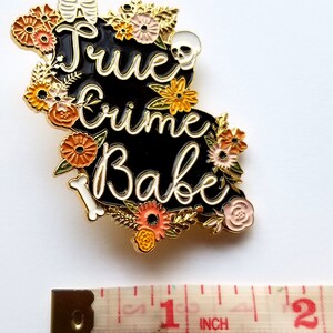 True Crime Babe Enamel Pin bild 3