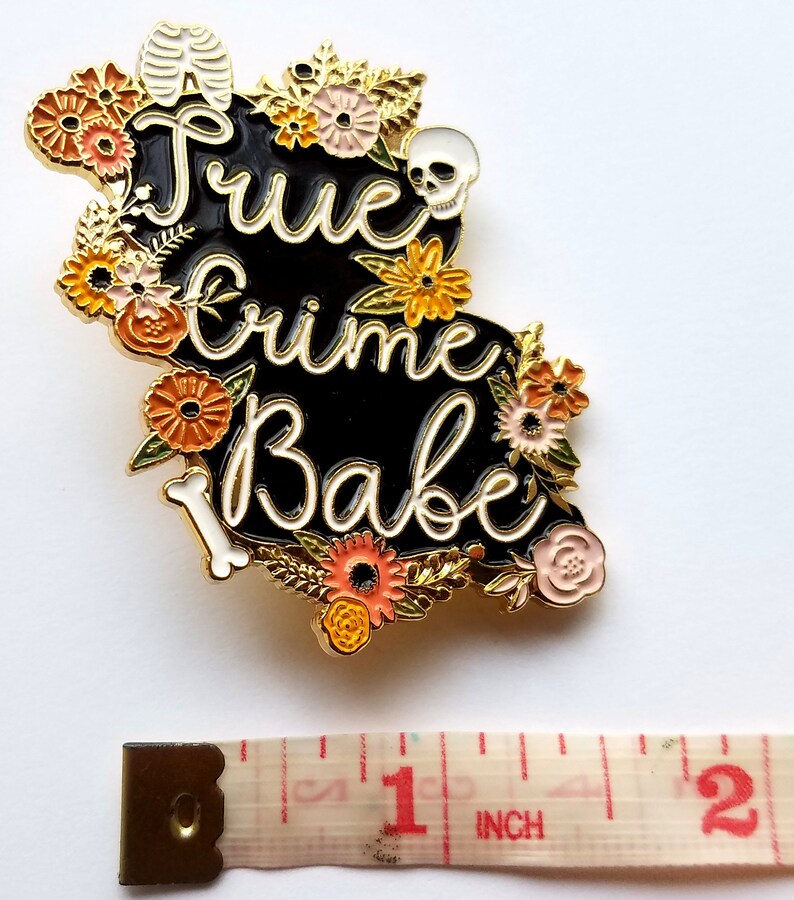 True Crime Babe Enamel Pin bild 3