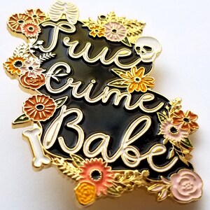 True Crime Babe Enamel Pin bild 5