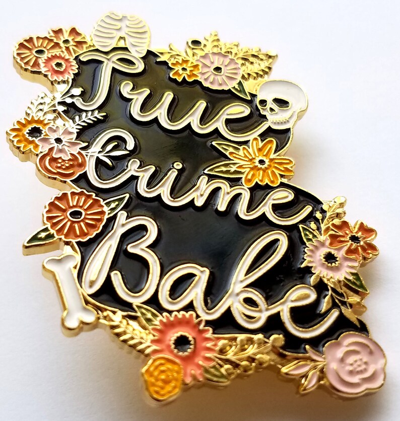 True Crime Babe Enamel Pin bild 5