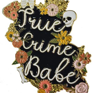 True Crime Babe Enamel Pin bild 1