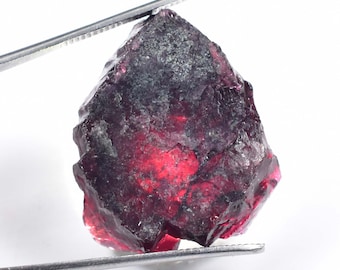 AAA+ 87.90 Ct Very Rare Natural Red Painite Rocks Rough Unheated Burmese Facet (GIT) Certified Very nice Quality 29.57 x 24.81 x 9.77 mm