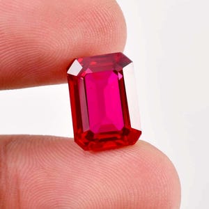 Op de afbeelding: Een levendige rode smaragd geslepen edelsteen met een hoge glans.