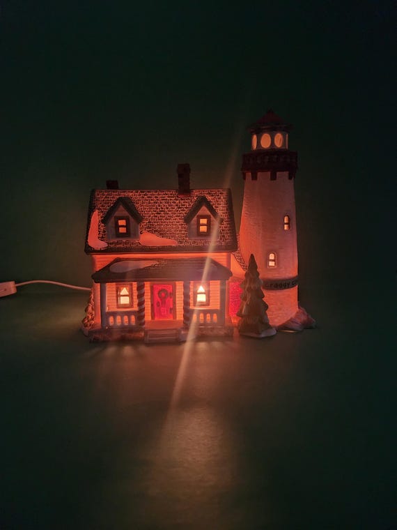 Department 56 New England Village Series Craggy Cove Lighthouse