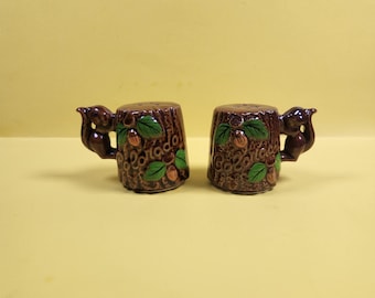 Saleros y pimenteros de recuerdo de Anco, Colorado, con diseño de ardillas.