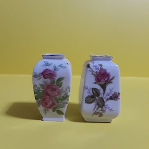 Set of 2 Mini Bud Vases Featuring Pink Roses, Made in Japan  **Free Shipping**