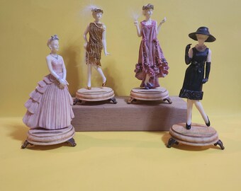 Grupo de 4 damas vestidas con ropa de época, de la era del jazz, de los años sesenta y de los cincuenta. **Envío gratuito**