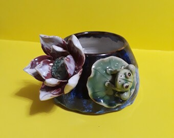 Primitive small ceramic vase with a little frog sitting on the lillypad and dark pink flower 3 1/2 x 3 1/2 Primitive small ceramic vase with a little frog sitting on the lillypad and dark pink flower 3 1/2 x 3 1/2