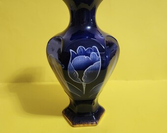 Jarrón de cerámica hexagonal azul Blythe con diseño de tulipán y detalles dorados, numerado **Envío gratis**