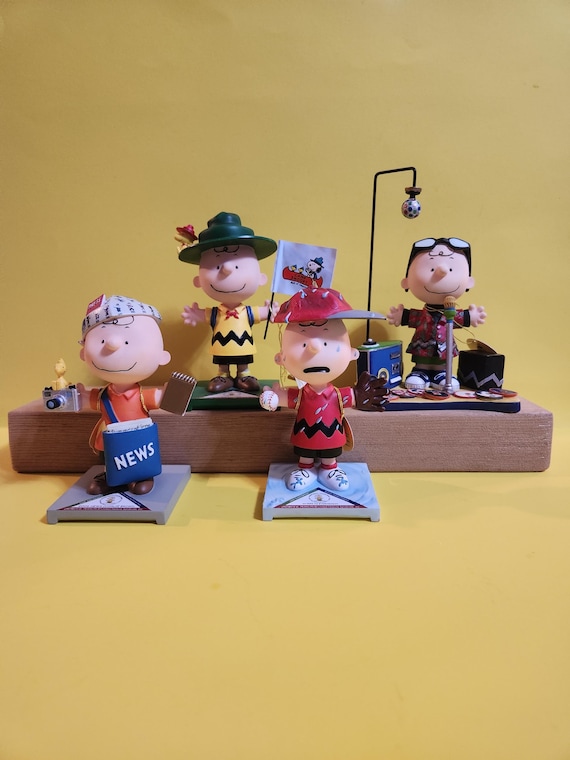 WESTLAND Peanuts 4点セット Various Charlie Brown Around Town Figurines From Westland Giftware