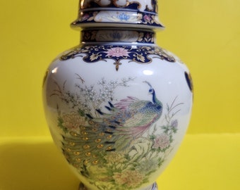 Ceramic/Porcelain Toyo Ginger Jar Featuring a Pastel Peacock Design on the Front and Back, Made in Japan  **Free Shipping**