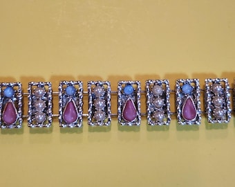 Pulseras de bisutería con cierre de clip en tono plateado con piedras de esmalte blanco, rosa y azul. **Envío gratis**