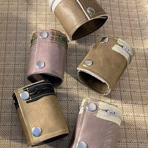 Handgefertigtes Leder-Manschettenarmband / Einzigartiges Handgelenk-Geldbörse aus Lederresten / Unisex-Armband / Grau