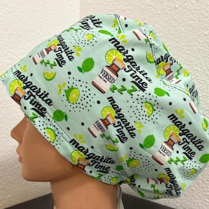 Könnte beinhalten: Eine hellblaue OP-Mütze mit einem sich wiederholenden Muster aus Limetten, Flaschen mit Margarita-Mix und dem Text "Margarita Time".