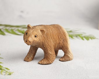 Hölzerne Bärenstatue, handgeschnitzte Statue, Miniatur, Holzschnitzerei, Naturholz, einzigartiger Bär, Raumdekor, Geschenk für ihn, Geschenkidee für Vater
