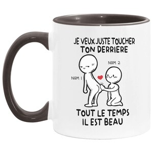 Puede incluir: Taza de caf&eacute; de cer&aacute;mica blanca con asa y borde negros. La taza presenta una ilustraci&oacute;n de dibujos animados de dos figuras de palo con el texto "JE VEUX JUSTE TOUCHER TON DERRIERE NOM 1 NOM 2 TOUT LE TEMPS IL EST BEAU".
