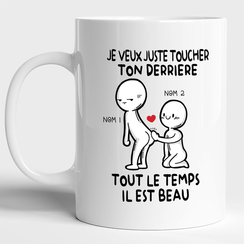 Puede incluir: Taza de cer&aacute;mica blanca con una ilustraci&oacute;n en blanco y negro de dos figuras de palo. El texto en la taza dice "JE VEUX JUSTE TOUCHER TON DERRIERE NOM 1 NOM 2 TOUT LE TEMPS IL EST BEAU".