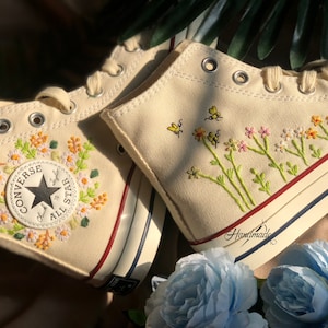 Op maat geborduurde converse, geborduurde bloemen schoenen, Converse Chuck Taylor jaren 1970 borduurwerk bloementuin en bij, gepersonaliseerde bruiloft