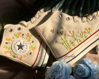 Benutzerdefinierte Stickerei Sneakers / Schuhe mit Blumen bestickt / Converse Chuck Taylor 1970er Jahre Stickerei Blumengarten und Biene / Personalisierter Name