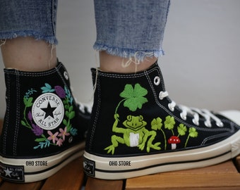 Bestickte Sneakers / Mit Pilzen und Frosch bestickte Schuhe/Converse High Tops/Pilz bestickte Turnschuhe /Frosch bestickte Turnschuhe