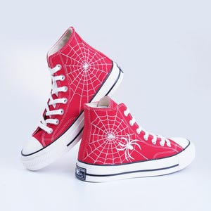 Op maat geborduurde Converse-sneakers: spinnenweb-halloweenschoenen