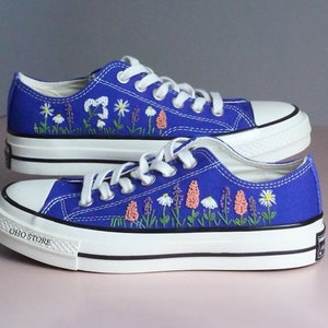 Converse brodées personnalisées : Chuck Taylor basse bleue des années 1970, jardin floral